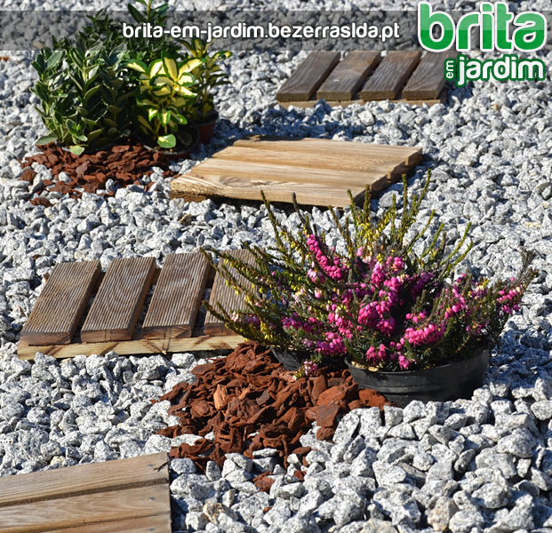 Aplica&ccedil;&atilde;o de Brita em Jardim - Pode tornar o seu jardim mais bonito e natural se usar brita de pedra, juntamente com outros recursos naturais? Se utilizar diferentes tipos de pedras e granulometrias, pode criar diferentes zonas no seu jardim?