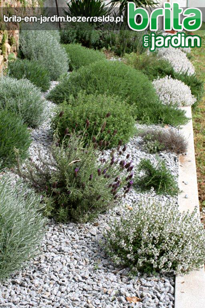 Aplica&ccedil;&atilde;o de Brita em Jardim - Pode tornar o seu jardim mais bonito e natural se usar brita de pedra, juntamente com outros recursos naturais? Se utilizar diferentes tipos de pedras e granulometrias, pode criar diferentes zonas no seu jardim?