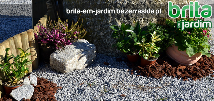 Aplica&ccedil;&atilde;o de Brita em Jardim - Pode tornar o seu jardim mais bonito e natural se usar brita de pedra, juntamente com outros recursos naturais? Se utilizar diferentes tipos de pedras e granulometrias, pode criar diferentes zonas no seu jardim?